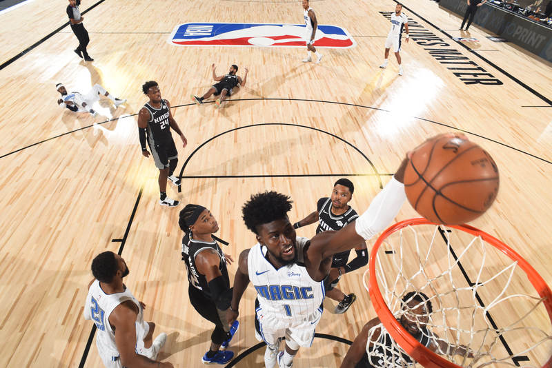 O ala Jonathan Isaac (Orlando Magic) sofreu lesão no joelho durante a vitória de sua equipe sobre o Sacramento Kings no domingo. Isaac havia perdido 21 jogos por contusão no mesmo joelho. Ele precisou sair de quadra em uma cadeira de rodas e, após a partida, foi confirmada a ruptura dos ligamentos