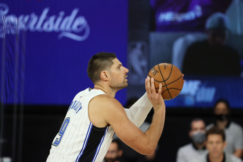 O pivô Nikola Vucevic (Orlando Magic) liderou a equipe da Flórida na fácil vitória sobre o Sacramento Kings na noite de domingo. Vucevic anotou 23 pontos e pegou 11 rebotes e acertou duas cestas de três. All Star na temporada passada, o atleta sustenta médias de 19.5 pontos, 11 rebotes e 3.8 assistências em 2019-20