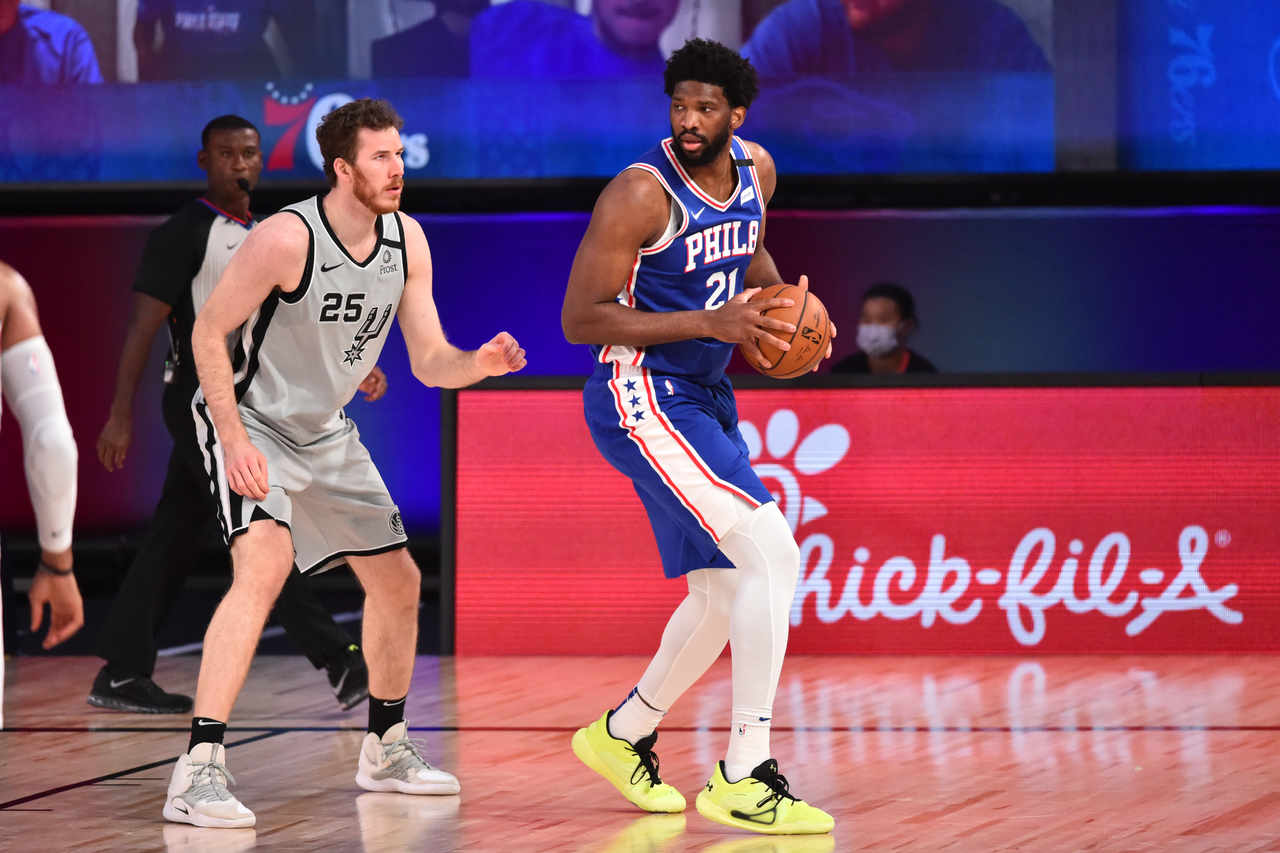 7- Joel Embiid (Philadelphia 76ers): 27 pontos, nove rebotes e cinco assistências. Após anotar 41 pontos e pegar 21 rebotes na partida contra o Indiana Pacers, o pivô voltou a produzir bem e liderou o Sixers no triunfo diante do San Antonio Spurs por 130 a 128, decidido apenas nos instantes finais