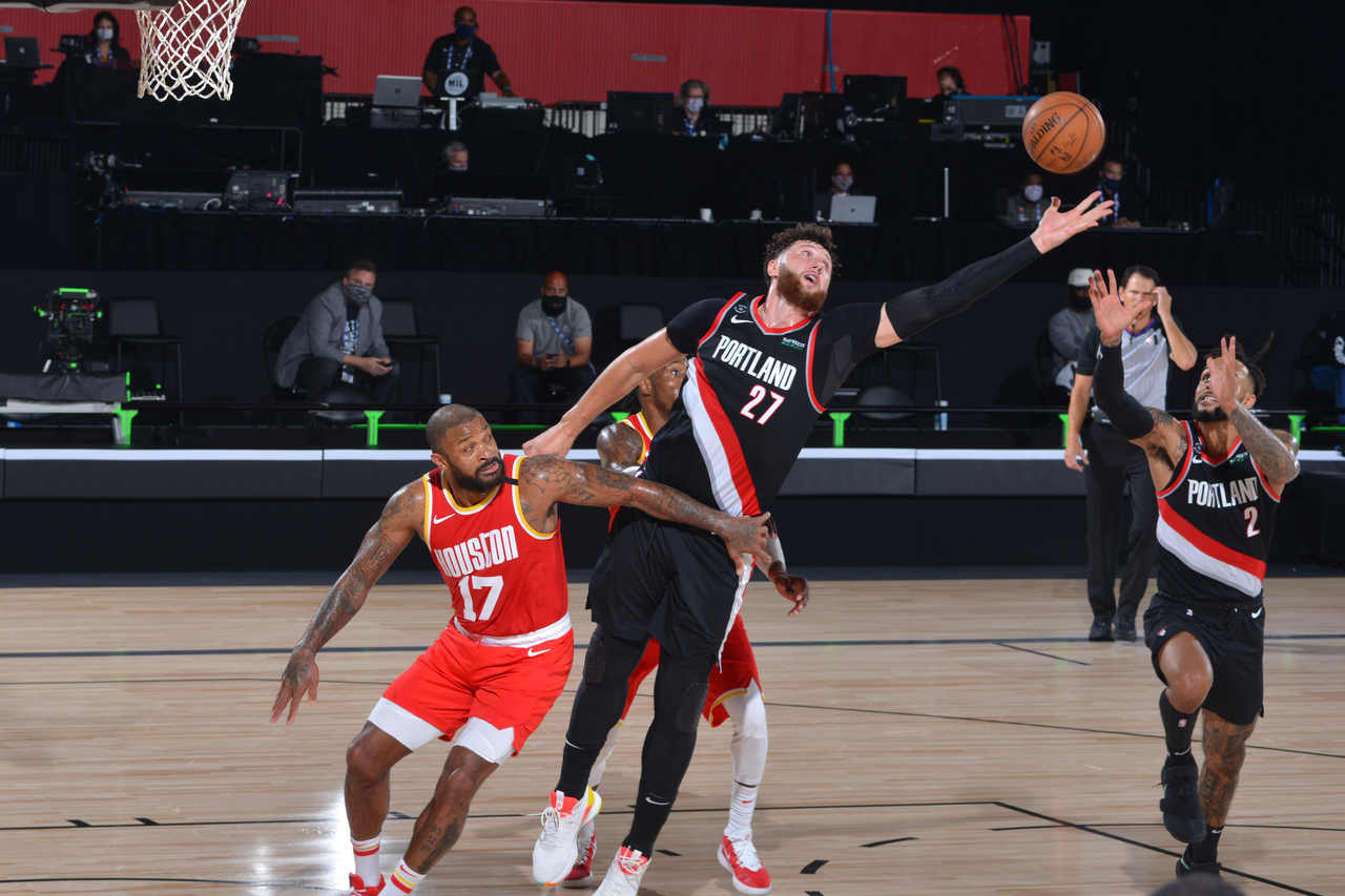 6- Jusuf Nurkic (Portland Trail Blazers): 18 pontos, 19 rebotes, três bloqueios. O pivô do Blazers assumiu a titularidade em cima de Hassan Whiteside desde a sua recuperação e segue mostrado os motivos pela mudança de Terry Stotts no quinteto inicial. Nurkic dominou o garrafão diante do Houston Rockets, o que não chega a ser uma surpresa