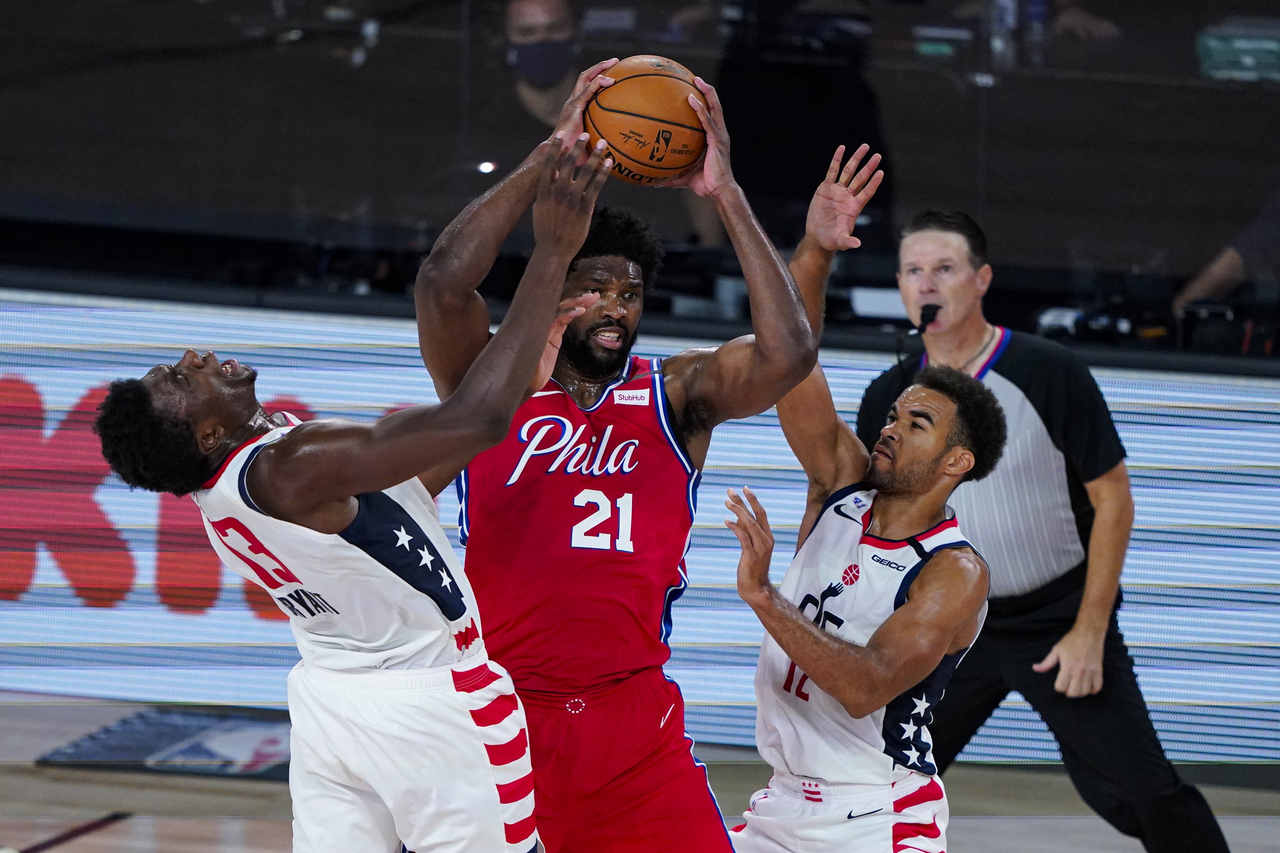 2- Joel Embiid (Philadelphia 76ers): 30 pontos, 11 rebotes, três roubadas. O pivô segue sendo a principal opção ofensiva do Sixers em Orlando. Embiid, que na rodada de abertura havia feito 41 pontos e 21 rebotes na derrota para o Indiana Pacers, foi o grande nome da equipe no triunfo sobre o Washington Wizards