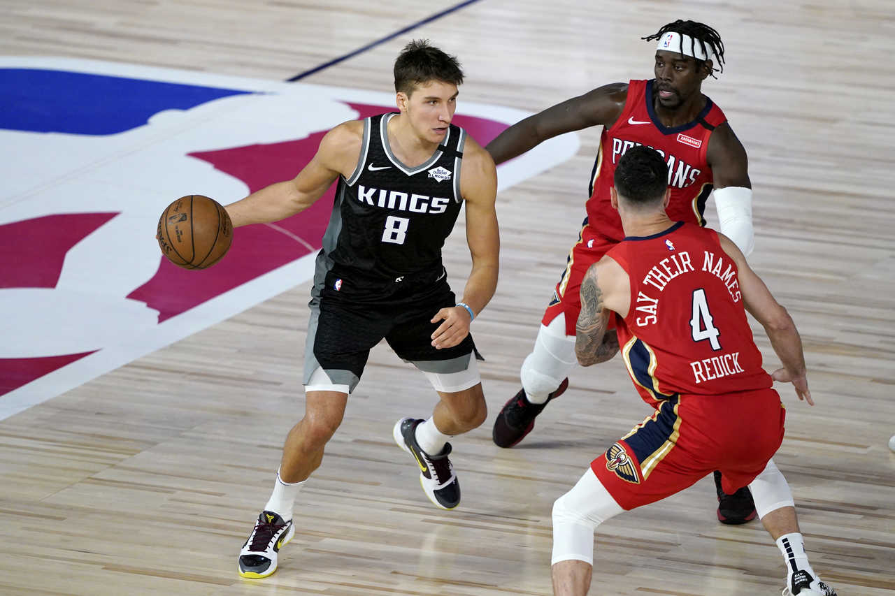 E Bogdan Bogdanovic fica no Kings? – Se Buddy Hield está de saída, o Sacramento Kings não soa disposto a deixar o outro ala-armador principal do elenco ir embora. De acordo com Bobby Marks, da ESPN, a tendência é que o jogador sérvio renove com a equipe por cerca de US$64 milhões por quatro anos.