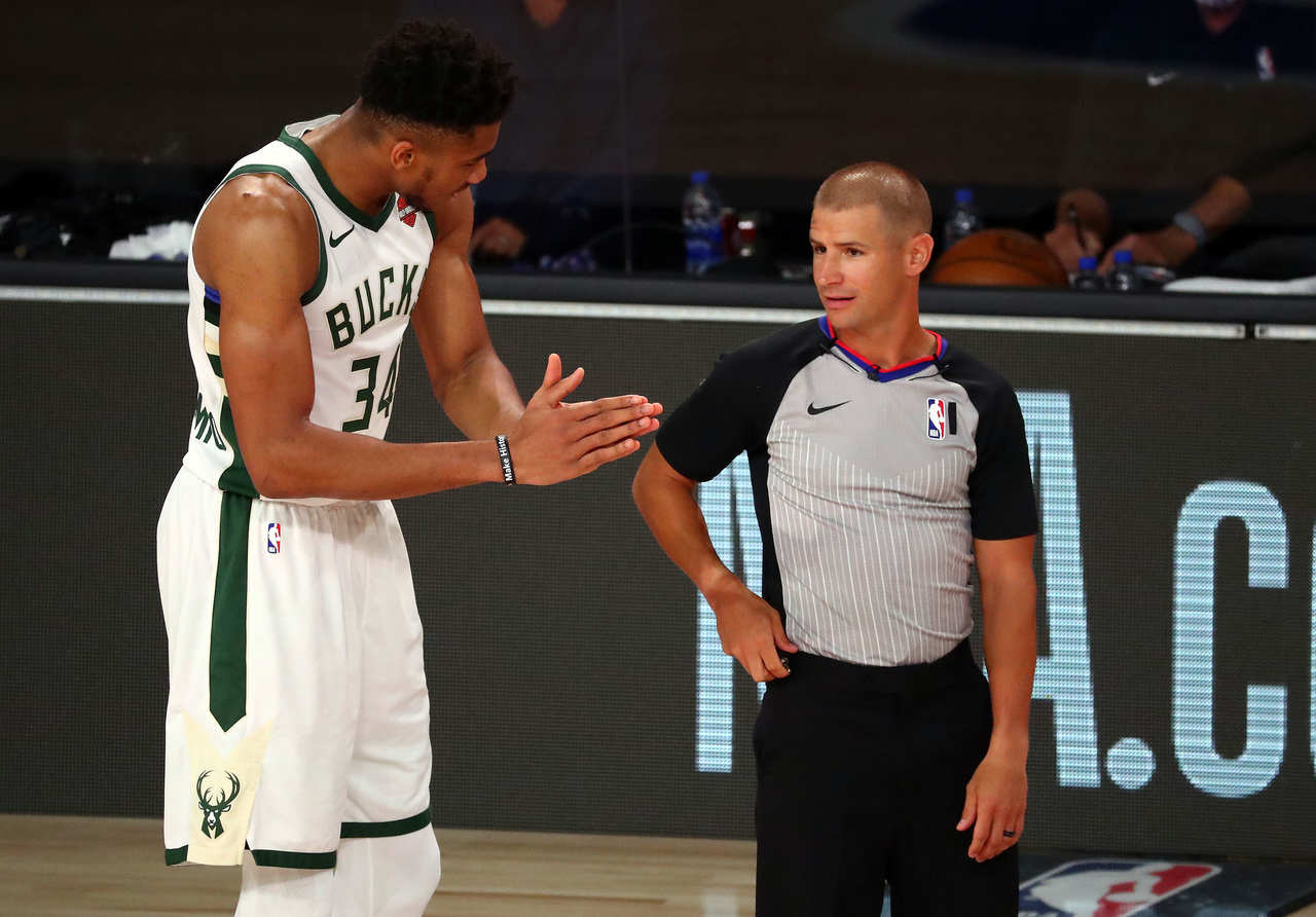 Giannis Antetokounmpo (11 votos) - Segundo colocado na votação da NBA para o prêmio de melhor defensor de 2018-19, o ala-pivô do Milwaukee Bucks foi o segundo mais votado por jornalistas no Jumper Brasil. Antetokonmpo teve seis jogos com três roubadas ou mais e três com três bloqueios ou mais