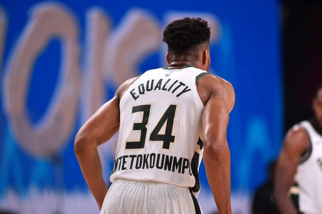 3- Giannis Antetokounmpo (Milwaukee Bucks): 33 pontos, 12 rebotes, quatro assistências. Pendurado com faltas, o grego passou boa parte do último quarto no banco de reservas, enquanto assistia o Miami Heat liderar em cima do Bucks. Antetokounmpo voltou à quadra, virou a partida e resolveu a situação