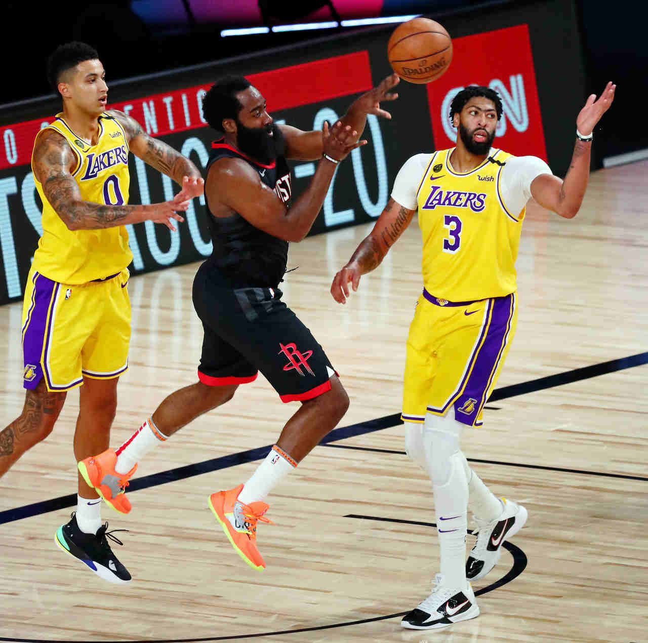 2- James Harden (Houston Rockets): 39 pontos, 12 assistências, oito rebotes, 12 em 12 nos lances livres. O astro do Rockets não tomou conhecimento do Los Angeles Lakers sem LeBron James e emplacou mais uma vitória na bolha de Orlando. Harden anotou 30 pontos ou mais em 42 de seus 65 jogos na atual temporada