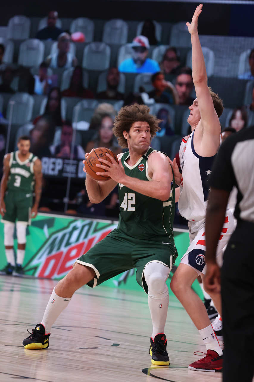 Robin Lopez (Milwaukee Bucks) 4,0 - Foram apenas dois minutos em quadra, sem efeito algum na partida