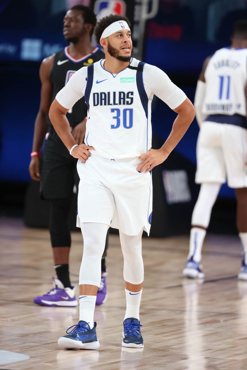 Seth Curry (Dallas Mavericks) 5,5 - Do banco, Curry anotou 14 pontos em 33 minutos. Ele acertou quatro cestas de três, sua especialidade