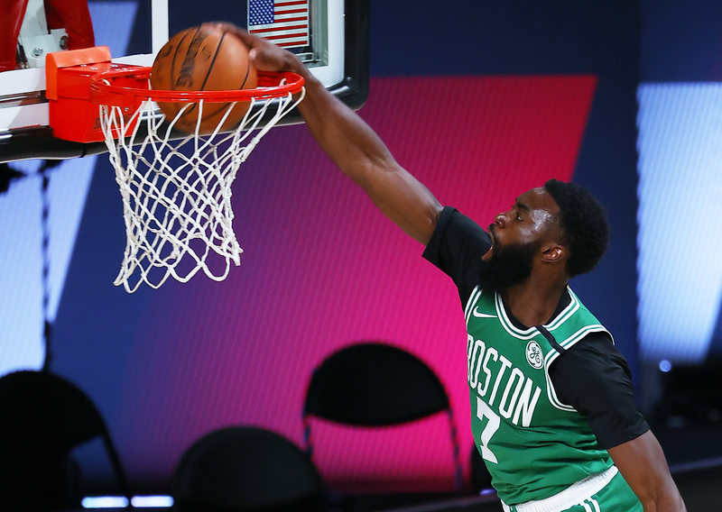 Após um início ruim, o ala-armador Jaylen Brown (Boston Celtics) engrenou no segundo tempo para finalizar com 30 pontos e seis rebotes na vitória sobre o Portland Trail Blazers. Brown ficou em quadra por 36 minutos e converteu dez dos 18 arremessos, sendo seis cestas de três em oito tentativas