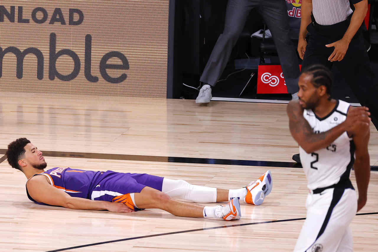 Luka Doncic, Devin Booker e T.J. Warren brilharam nas vitórias de suas equipes na rodada de terça-feira. Enquanto Phoenix Suns e Indiana Pacers seguem invictos em Orlando, Dallas Mavericks precisou de prorrogação para superar o Sacramento Kings e obter sua primeira vitória