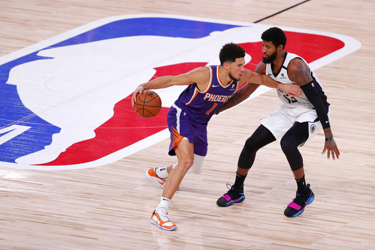 2- Devin Booker (Phoenix Suns): 35 pontos, oito assistências, quatro rebotes, seis em nove em três pontos. O Phoenix Suns, um dos times com menos chances a obter uma das vagas aos playoffs, está invicto em Orlando. Na vitória sobre o Los Angeles Clippers, Booker acertou um lindo arremesso para garantir o triunfo no estouro do cronômetro