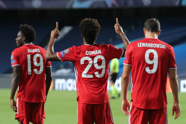 O agradecimento de Coman, erguendo as mãos para os céus após balançar a rede. O gol único deu o título ao Bayern.