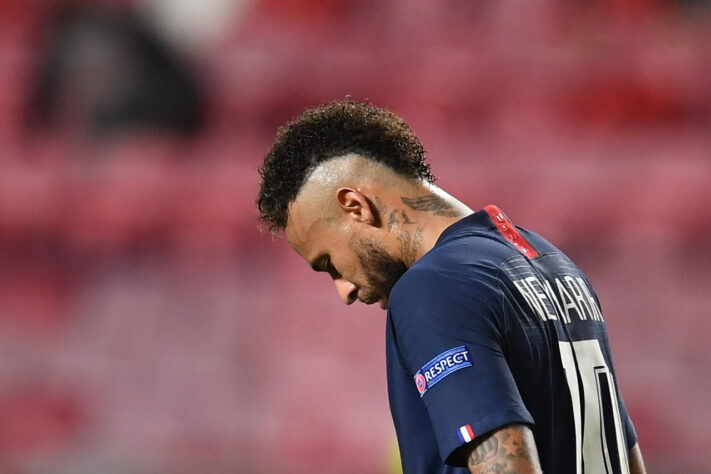 Neymar em um momento de tristeza após o vice-campeonato na Champions.