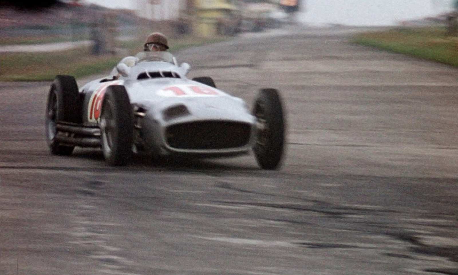 Fangio, olha ele aí de novo, assumiu o recorde de mais vitórias na Fórmula 1 ao conquistar o GP da Argentina, na frente dos compatriotas. Ele chegaria ao total de 24 triunfos na categoria