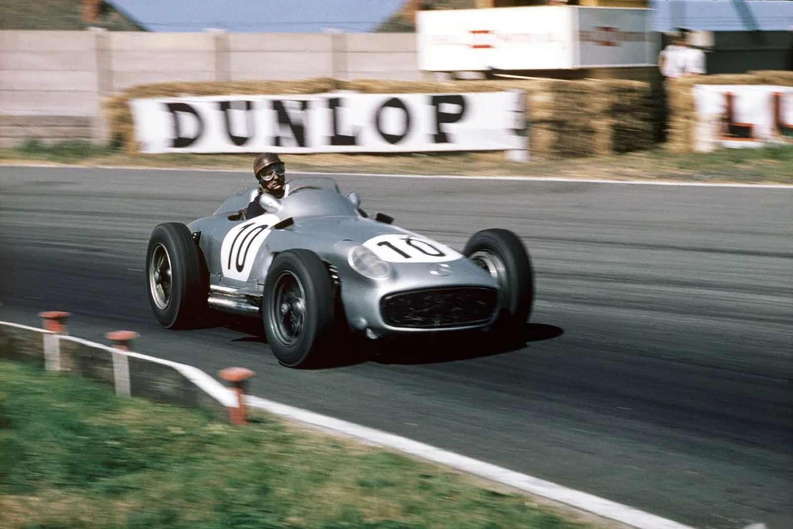 A Mercedes se retirou do automobilismo ao fim de 1955, mas com mais um título nas mãos de Fangio 