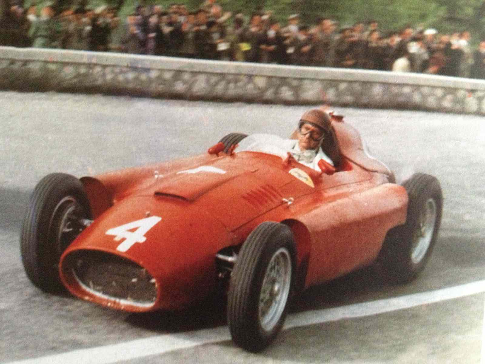 Fangio se transferiu para a Ferrari em 1956 e garantiu o tetracampeonato mundial 