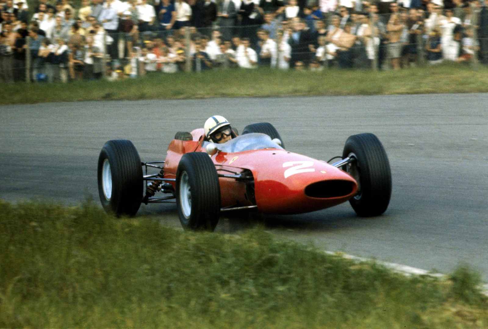 John Surtees levou a Ferrari ao título em 1964. Único piloto a vencer o Mundial de Fórmula 1 e Motovelocidade