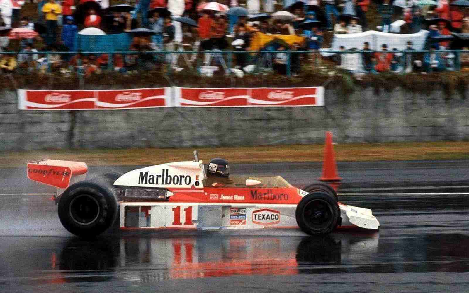 Em duelo épico com Lauda, James Hunt garantiu o título em 1976. O rival perdeu parte da temporada por conta de um acidente 