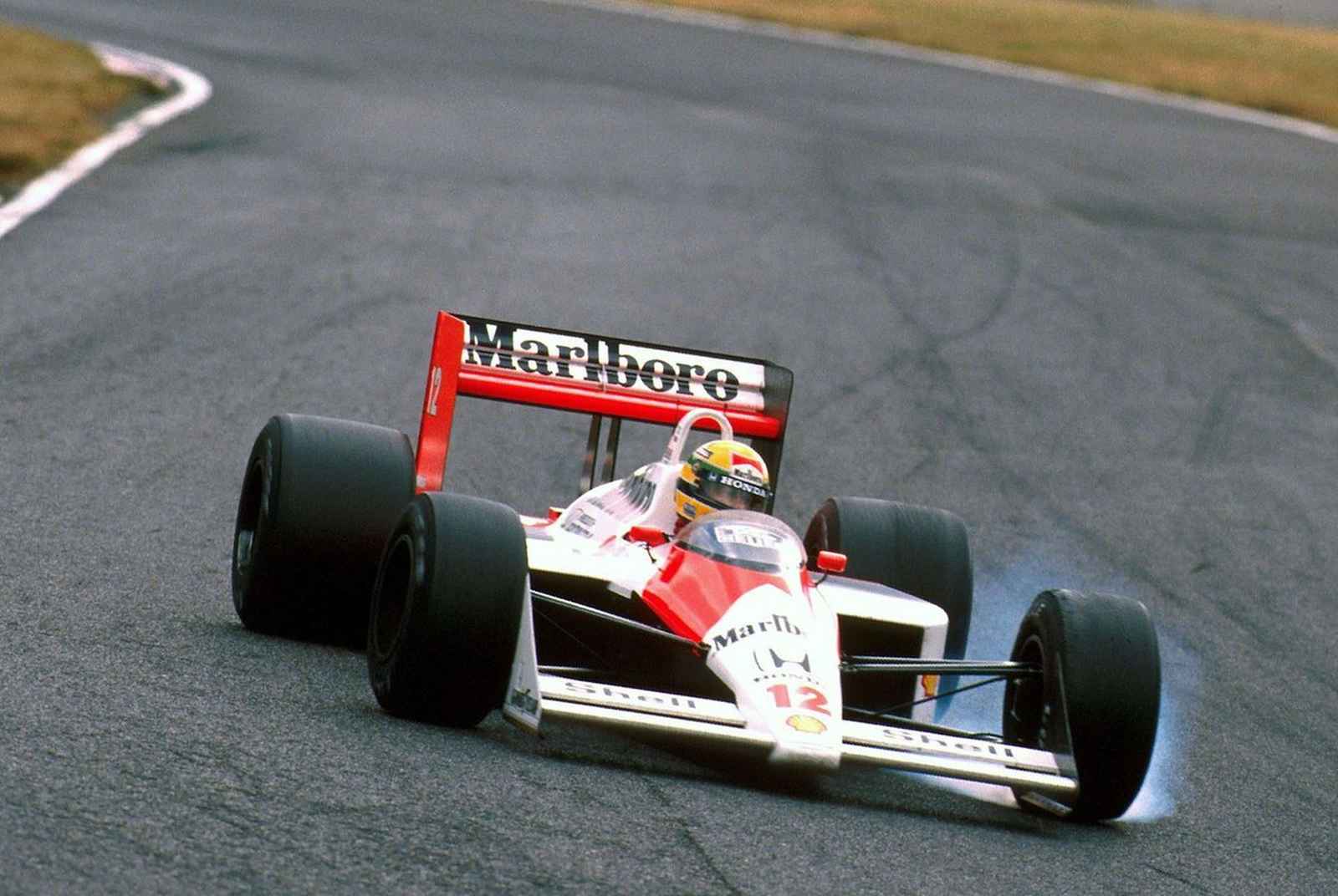 O brasileiro Ayrton Senna venceu a batalha com Prost, em 1988, e saiu com o título pela primeira vez 