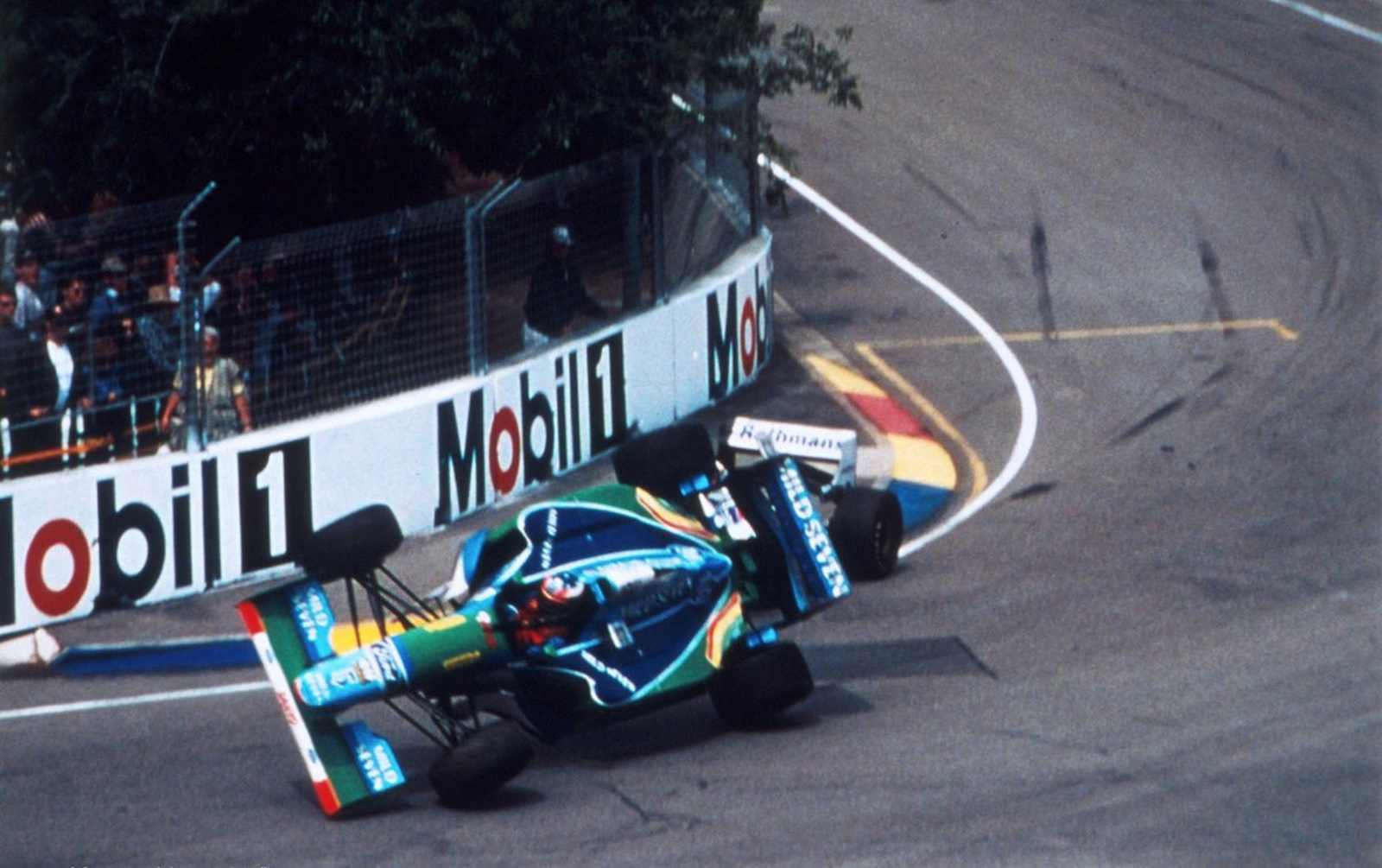 De forma controversa, Michael Schumacher ganhou o campeonato de 1994 após acidente com Damon Hill