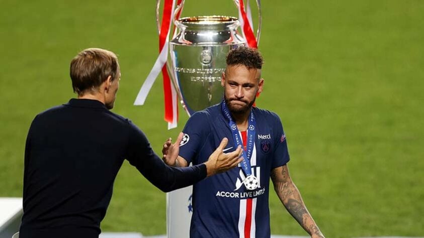 Neymar lamentou muito o vice-campeonato da Champions. O astro bem que tentou, mas não conseguiu levantar a taça com a equipe francesa.
