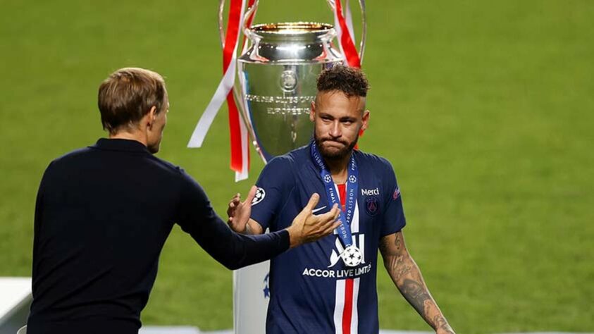 Neymar lamentou muito o vice-campeonato da Champions. O astro bem que tentou, mas não conseguiu levantar a taça com a equipe francesa.