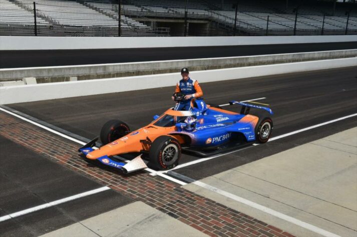 Vencedor em 2008, Scott Dixon, #9, da Ganassi, é o segundo