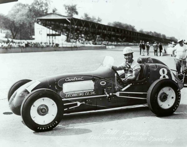 Bill Vukovich foi um dos grandes nomes da Indy 500 nos anos 50. Venceu em 1953 e 1954