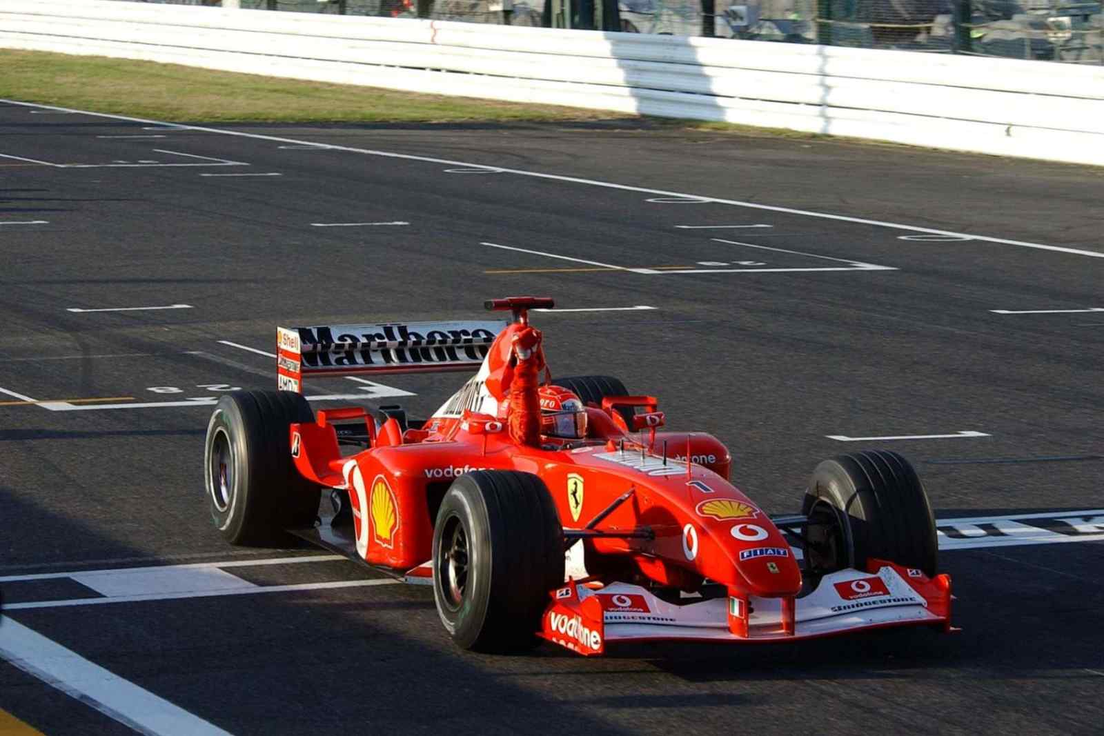 No pódio em todas as corridas de 2002, Schumacher igualou a marca de cinco títulos de Fangio