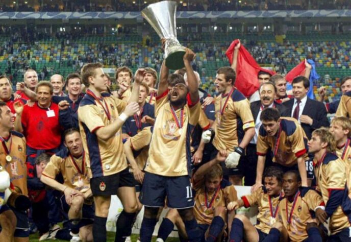 CSKA Moscou - 2005 - Em 2004/05, o torcedor do CSKA viu sua equipe conquistar a Europa League, o caneco da liga e da copa do país naquela mesma temporada.