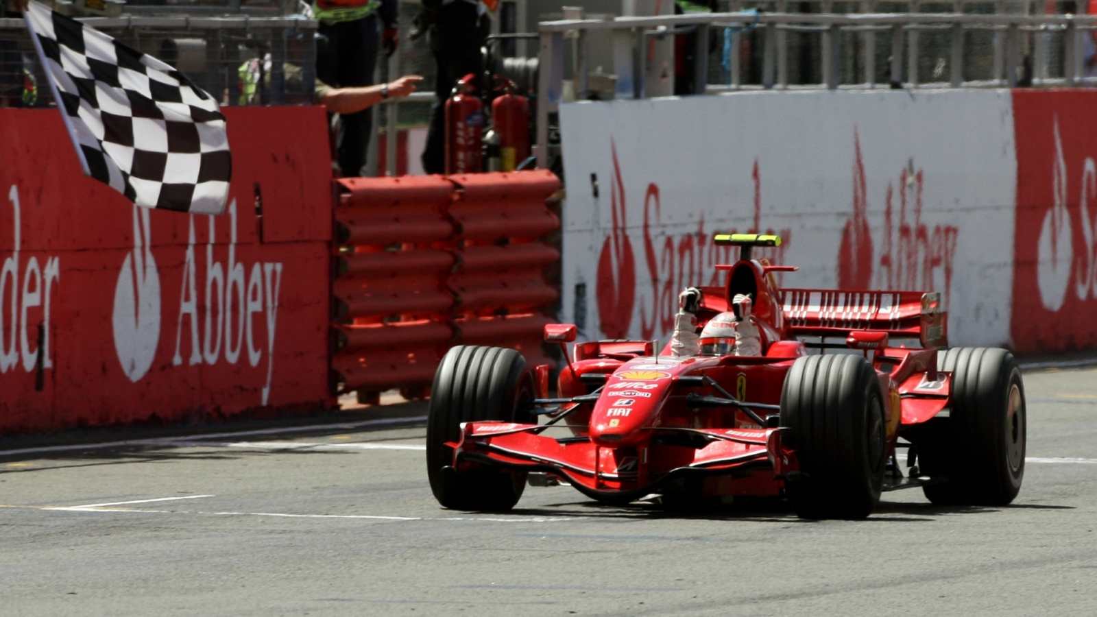 Não faltou emoção em 2007. Com 1 ponto de vantagem, Kimi Räikkönen bateu Lewis Hamilton para levar a Ferrari ao topo 