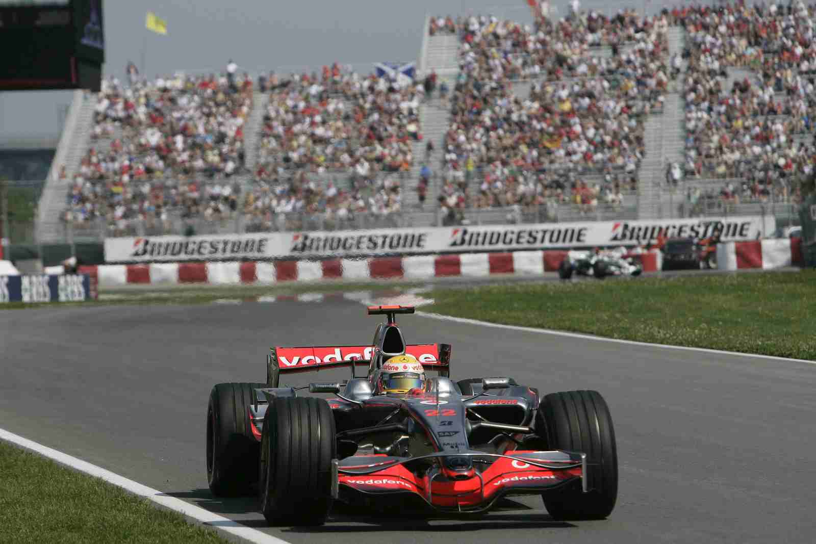Outra disputa equilibrada em 2008. Quem saiu com o título foi Lewis Hamilton