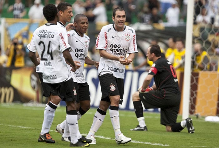 Corinthians - Em 2010, o Corinthians bateu o Athletico-PR (2-1), o Grêmio (1-2) e o Fluminense (1-0). No fim, o TImão terminou em terceiro lugar com 68 pontos na tabela do Brasileirão. 