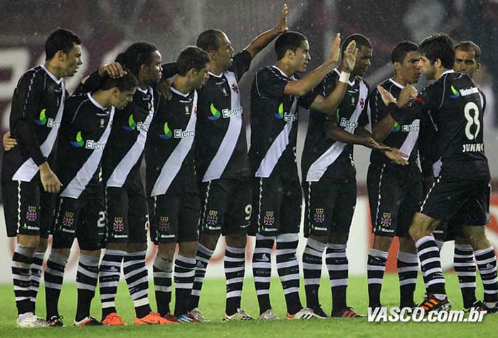 Vasco - Em 2012, vindo de um vice-campeonato em 2011, o Vasco começou embalado vencendo o Grêmio (2-1), a Portuguesa (0-1) e o Náutico (4-2). O Gigante da Colina terminou em quinto lugar, com 58 pontos no Brasileirão. 
