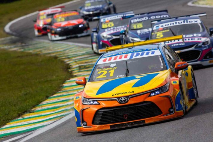 Thiago Camilo puxa a fila de carros no traçado de Interlagos