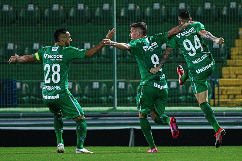 Santa Catarina - O Campeonato Catarinense está na fase semifinal e conhecerá seus finalistas nesta quarta. No primeiro confronto, a Chapecoense venceu o Criciúma na Arena Condá. Já na outra chave, o Brusque derrotou o Juventus-SC por 3 a 2, fora de casa. 