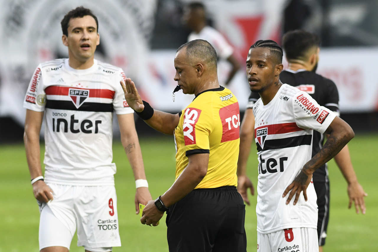 Sem inspiração, o São Paulo perdeu por 2 a 1 para o Vasco, em São Januário. Nenhum jogador do Tricolor teve participação com avaliação acima da nota 6,0. Veja as notas do LANCE! para o São Paulo na partida.
