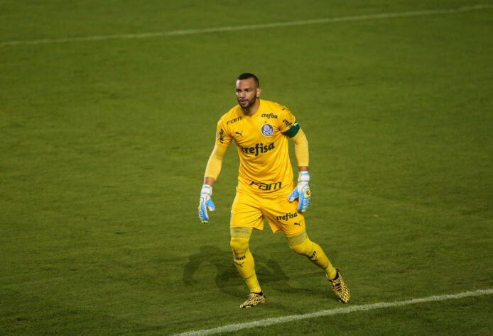 Com gol sofrido aos 49 minutos do segundo tempo, o Palmeiras deixou vitória escapar e apenas empatou em 1 a 1 contra o Bahia. O goleiro Weverton falhou na saída do gol no lance que selou o empate baiano. No geral, o Verdão fez partida que mereceu poucos elogios. Veja as notas do LANCE! para o Alviverde no jogo.