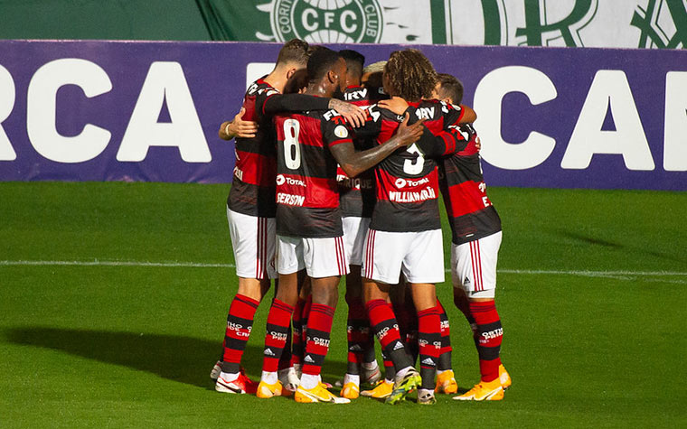 4- Limite de jogadores do mesmo time: O Campeonato Brasileiro está tendo cada vez menos zebras e com isso as escalações no Cartola ficam cada vez mais previsíveis. Não é raro vermos equipes com metade de seus jogadores de um unico time. Para incentivar o conhecimento dos vinte times do Brasileirão e pra aumentar a imprevisibilidade do Cartola, recomendo que seja permitido um limite de apenas três jogadores por plantel. Em um Flamengo x Goiás, por exemplo, seria interessante o cartoleiro ter que escolher entre Bruno Henrique ou Filipe luís pra ficar de fora.