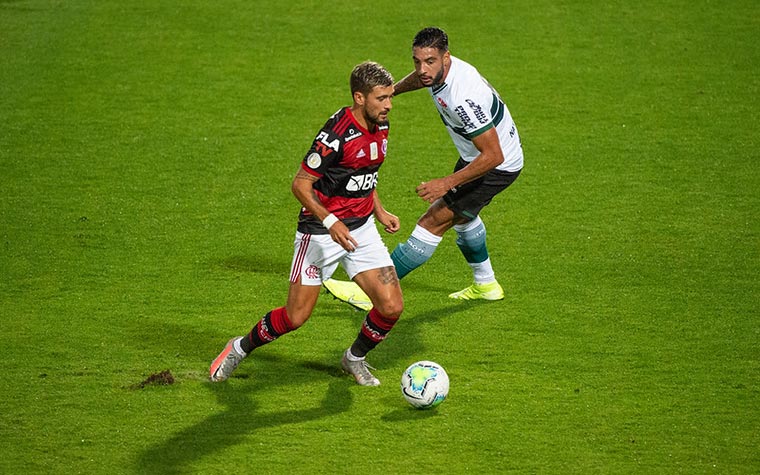 Finalmente, os três pontos. Ainda não foi o Flamengo que o torcedor se acostumou a ver nos últimos tempos, mas o Rubro-Negro jogou o suficiente para vencer o Coritiba por 1 a 0 fora de casa e somar seus três primeiros pontos no Campeonato Brasileiro. Domenec Torrent mandou a campo o "onze ideal", já sem Rafinha, vendido ao Olympiacos, mas com Rodrigo Caio na zaga e a volta de Arrascaeta. Confira as notas do LANCE! (Por Gabriel Grey - gabrielgrey@lancenet.com.br)