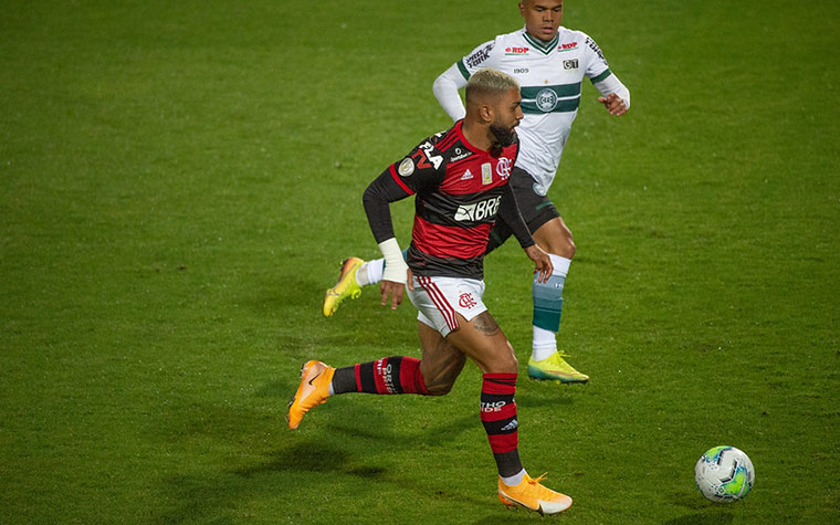 CORITIBA | SOBE - Wilson. O veterano goleiro do Coritiba garantiu que o resultado não fosse mais elástico no Couto Pereira. Com defesas importantes, Wilson foi o destaque positivo do Coxa. /  DESCE - Expulsão de Renê Júnior.  Após sair atrás do placar, o Coritiba voltou para o segundo tempo mais organizado em busca do empate. Apesar disso, Renê Júnior acabou sendo expulso no começo da segunda etapa e complicou ainda mais a missão do Coxa Branca. 