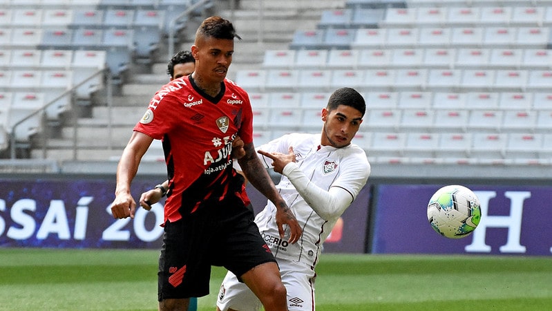 Athletico Paranaense: SOBE: LUCHO SE SALVA - Em tarde ruim na Arena da Baixada, o Furacão teve apenas um destaque em campo: o meia argentino Lucho González entrou no segundo tempo quase salvou o time da derrota em uma cabeçada, mas Muriel fez grande defesa. DESCE: AGUILAR ENTREGA O OURO - O Furacão teve uma atuação fraquíssima, principalmente no primeiro tempo, e acabou massacrado. O sistema defensivo falhou na marcação do Fluminense e nem mesmo com dois gols do adversário anulados conseguiu se safar da derrota. Felipe Aguilar ainda jogou contra o patrimônio e fez o gol da partida, só que contra.