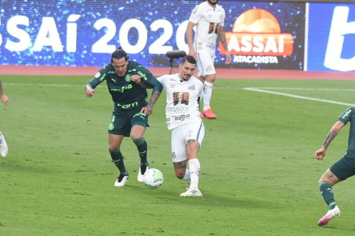 O Santos não conseguiu ser melhor do que o Palmeiras e perdeu o clássico por 2 a 1, neste domingo, no Morumbi, pelo Campeonato Brasileiro. O Peixe não teve nenhum grande destaque positivo no jogo, apenas negativo, de Alison, que teve um dia para se esquecer. Confira as notas do Santos no LANCE! (por Gabriel Santos)