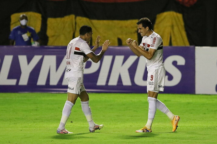 O São Paulo venceu o Sport por 1 a 0 neste domingo, na Ilha do Retiro, pela quinta rodada do Campeonato Brasileiro. O Tricolor abriu o placar logo no início, com gol de Pablo, e teve tranquilidade para administrar o placar, apesar de um susto dado em saída errada de Volpi. Confira as atuações do Tricolor no LANCE!