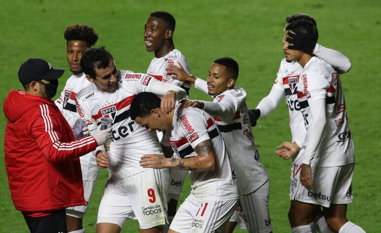 O São Paulo derrotou o Athletico-PR por 1 a 0, na noite desta quarta-feira, em jogo adiantado da 11ª rodada do Brasileirão. O gol do Tricolor foi marcado pelo recém-chegado Luciano. Seu parceiro de ataque Pablo, também foi bem. Confira as notas do São Paulo no LANCE! (por Fellipe Lucena)