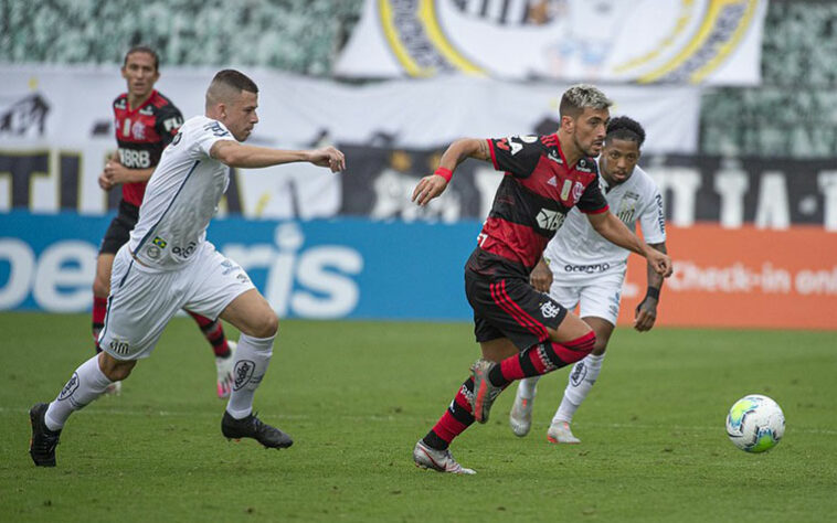 Santos 0 x 1 Flamengo - Campeonato Brasileiro 2020 - O Santos teve dois gols anulados por impedimento com a ajuda do árbitro de vídeo André Luiz de Freitas Castro. No primeiro, as imagens não foram divulgadas, e no segundo por uma suposta interferência de Jobson em cobrança de falta de Marinho.