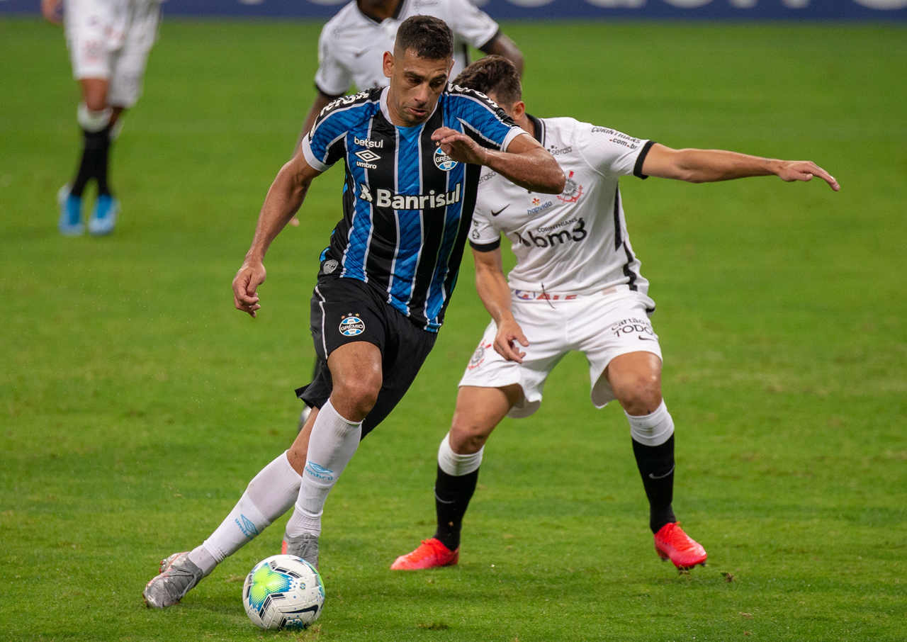 GRÊMIO - Sobe e desce / Sobe: A marcação alta deixou o Corinthians perdido em campo nos primeiros 45 minutos. A equipe dominou o meio de campo e, consequentemente, as ações da partida. / Desce - O time comandado por Renato Gaúcho abusou dos erros de finalização. Jean Pyerre chutou para a lateral uma boa chance da entrada da área, e Diego Souza chutou para fora uma penalidade.