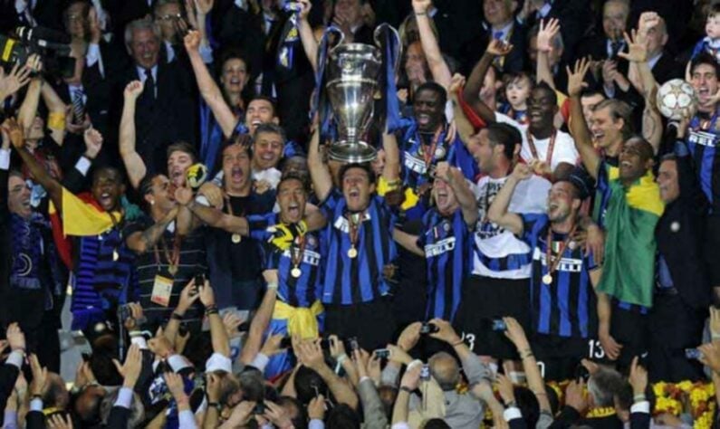 Inter de Milão - 2010 - Mourinho também alcançou o feito da tríplice coroa com a Internazionale, vencendo a Champions League, a Copa da Itália e a Sèrie A. No fim do ano, ainda levou o Mundial de Clubes da temporada 2009/10.
