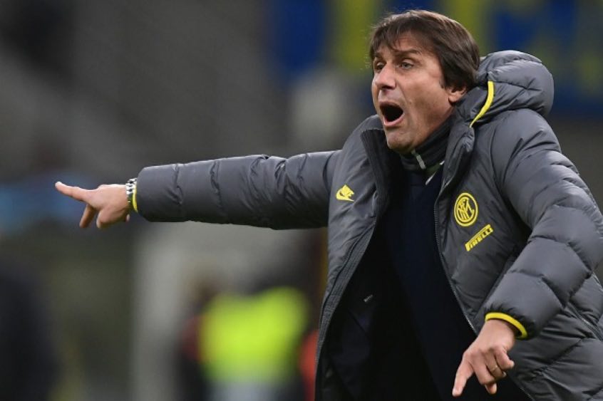 FECHADO - Antonio Conte seguirá como treinador da Inter de Milão. Em nota oficial, o clube italiano classificou a reunião como "construtiva" e garantiu que "em nome da continuidade e compartilhamento de estratégias", o comandante será mantido no cargo.