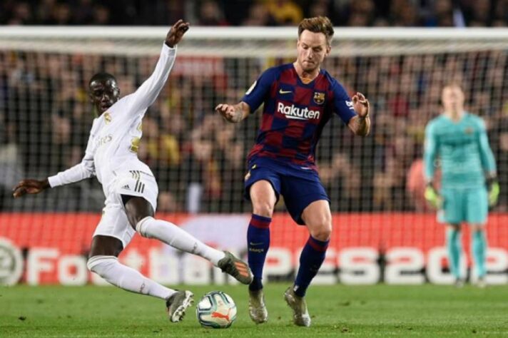 ESQUENTOU: O meio-campista Ivan Rakitic está próximo de acertar seu retorno para o Sevilla, de acordo com o jornal “Marca”. As negociações entre o clube de Andaluzia e o Barcelona avançaram nas últimas horas e o atleta croata está passando por exames médicos na Catalunha e deve assinar um contrato por três temporadas.