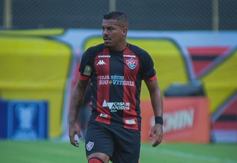 THIAGO CARLETO (Vitória) - Persiste como uma referência do Vitória, onde atua tanto na lateral esquerda quanto no meio de campo. Ajuda a equipe a engatar jogadas de ataque.